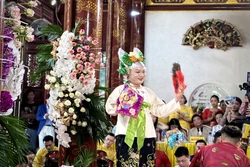 Trình diễn nghệ thuật hầu đồng tại đền Đông Cuông