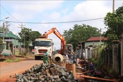 Đoạn đường thôn Bình Hiếu, xã Bình Tân (Phú Riềng, Bình Phước) thi công mở rộng đường được người dân đồng tỉnh ủng hộ hiến đất. Ảnh: K GỬIH -TTXVN 