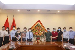 Bộ trưởng, Chủ nhiệm Ủy ban Dân tộc Hầu A Lềnh tặng hoa chúc mừng TTXVN nhân Ngày Báo chí Cách mạng Việt Nam. Ảnh: Tuấn Đức - TTXVN 
