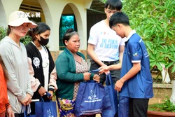 Ban tổ chức trao tặng quà cho người nghèo, khó khăn ở xã biên giới Ia O, huyện Ia Grai (Gia Lai). Ảnh: Hồng Điệp - TTXVN