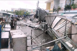 Nhiều tài sản và nhà cửa của người dân bị thiệt hại sau trận mưa lớn kèm lốc xoáy. Ảnh: Chanh Đa-TTXVN 