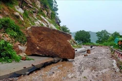 Do ảnh hưởng mưa lớn khiến tảng đá lớn khoảng 35 tấn đã rơi xuống mặt đường tuyến đường chính lên núi Cấm, xã An Hảo, huyện Tịnh Biên, tỉnh An Giang. Ảnh: Thanh Sang-TTXVN 