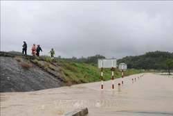 Nước lũ sông Kỳ Lộ dâng cao gây ngập tuyến đường DT641 từ xã An Định, huyện Tuy An đi huyện Đồng Xuân và chia cắt người dân di chuyển trên tuyến đường sắt. Ảnh: Phạm Cường-TTXVN 