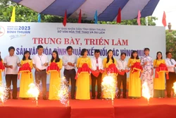 Nghi thức cắt băng khai mạc Triển lãm. Ảnh: Hồng Hiếu - TTXVN