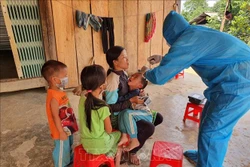 Nhân viên Y tế lấy mẫu xét nghiệm bạch hầu tại thôn 7, xã Cư Króa, huyện M’Đrắk. Ảnh: TTXVN phát