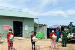 Kiên Giang tặng quà cho người dân vùng biên giới bị ảnh hưởng bởi dịch COVID-19. Ảnh : TTXVN phát