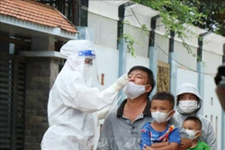 Lấy mẫu xét nghiệm sàng lọc cho người dân thành phố Buôn Ma Thuột. Ảnh: Tuấn Anh – TTXVN 
