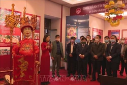 Các đại biểu cắt băng trưng bày giới thiệu về Tín ngưỡng thờ mẫu Tam phủ của người Việt tại Bảo tàng tỉnh Vĩnh Phúc. Ảnh: Nguyễn Thảo - TTXVN 