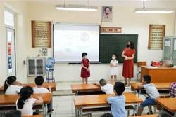 Học sinh tiểu học của Hà Nội học trực tiếp tại trường . Ảnh: Thanh Tùng - TTXVN