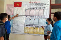 Cử tri xã A Roàng, huyện A Lưới tìm hiểu thông tin về những người ứng cử. Ảnh: Đỗ Trưởng - TTXVN 