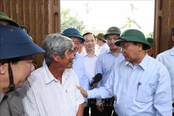 Thủ tướng Nguyễn Xuân Phúc đến thăm hỏi ông Cao Văn Phụng, tại thôn An Hà 1, xã Nghĩa Trung, huyện Tư Nghĩa. Ảnh: Thống Nhất – TTXVN