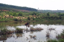 Người dân liều mình đu dây qua sông Pô Kô