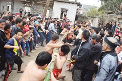 Bảo tồn, phát huy nghi lễ và trò chơi kéo mỏ tại lễ hội đền Vua Bà
