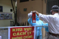 Đồ tiếp tế của người dân được lực lượng chức năng đưa vào khu vực cách ly y tế. Ảnh: Hoàng Hiếu - TTXVN