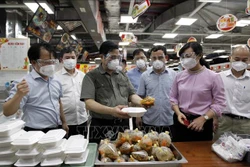 Thủ tướng Phạm Minh Chính kiểm tra suất ăn phục vụ người dân trong khu vực phong tỏa, cách ly tại Đại siêu thị Co.op Xtra Phạm Văn Đồng, phường Hiệp Bình Chánh, thành phố Thủ Đức, Thành phố Hồ Chí Minh. Ảnh: Thanh Vũ – TTXVN