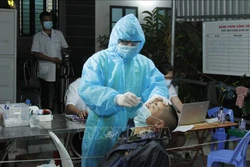Nhân viên y tế chốt kiểm soát dịch COVID-19 Đu Lau, xã Tân Lang, huyện Phù Yên, tỉnh Sơn La lấy mẫu xét nghiệm cho người dân. Ảnh: TTXVN