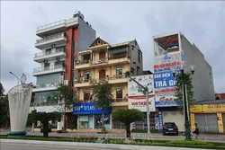  Nhiều cửa hàng không thiết yếu đã tự giác treo biển đóng cửa, hoặc bán mang về, không giao dịch trực tiếp. Ảnh: Danh Lam-TTXVN