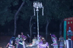 Đánh cồng chiêng xung quanh cây nêu mừng lúa mới tại thôn Thiện Cư, xã Thiện Hưng, huyện Bù Đốp . Ảnh: K GỬIH -TTXVN