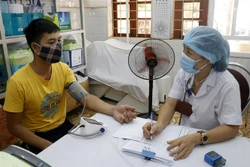 Khám chữa bệnh tại Bệnh viện đa khoa huyện Bảo Yên. Ảnh: Quốc Khánh - TTXVN 