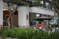 Lực lượng chức năng vẫn đang phong toả tạm thời toà nhà Park 7, khu đô thị Times City để truy vết người liên quan ca dương tính SARS-CoV-2. Ảnh: Thanh Tùng - TTXVN