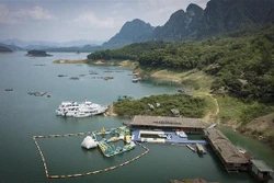 Vịnh Ngòi Hòa vùng phát triển du lịch trọng tâm của huyện Tân Lạc. Ảnh: Trọng Đạt - TTXVN 