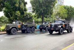 Lực lượng hóa học Quân khu 7 tiến hành phun xịt thuốc khử trùng toàn bộ khu vực Khu chế xuất Tân Thuận, Quận 7 (Tp. Hồ Chí Minh). Ảnh: TTXVN 