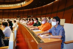 Đoàn đại biểu Quốc hội tỉnh Sóc Trăng biểu quyết thông qua Nghị quyết về chủ trương đầu tư Chương trình mục tiêu quốc gia Giảm nghèo bền vững giai đoạn 2021-2025. Ảnh: Phương Hoa - TTXVNN