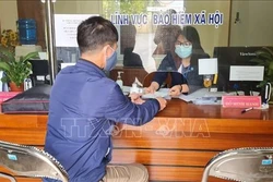 Người lao động nộp hồ sơ giải quyết chế độ tại cơ quan BHXH tỉnh Hải Dương. Ảnh: TTXVN phát