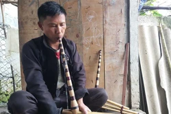  Anh Ly Chừ Gia tại thôn Tìa Súng, xã Sủng Trái (Đồng Văn, Hà Giang) là nghệ nhân chế tác khèn Mông. Ảnh: Nguyễn Chiến - TTXVN 