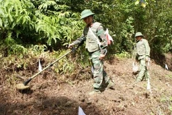 Công binh Bộ Chỉ huy quân sự tỉnh Hà Giang làm nhiệm vụ rà phá bom, mìn trên đỉnh Mã Tẻn. Ảnh: quankhu2.vn