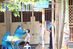 Tiếp tục xét nghiệm để bóc tách tất cả nguồn lây ra khỏi cộng đồng, sớm đưa cuộc sống trở lại bình thường. Ảnh: Hoàng Hiếu - TTXVN 