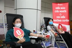  Cán bộ, công chức, viên chức, người lao động công tác tại Bộ Y tế tham gia hiến máu tình nguyện. Ảnh: Minh Quyết - TTXVN 
