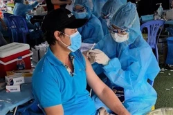 Tổ chức tiêm vaccine miễn phí 100% cho công nhân "3 tại chỗ" tại Khu công nghiệp Việt Nam -Singaore. Ảnh: Chí Tưởng -TTXVN 