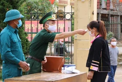 Lực lượng biên phòng Lai Châu phối hợp với lực lượng dân quân địa phương thực hiện nghiêm các biện pháp phòng chống dịch khi đi tuyên truyền bà con nhân dân. Ảnh: Đinh Thùy-TTXVN 