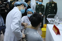 Tiêm thử nghiệm mũi 2 vaccine ngừa COVID-19 Nano Covax cho 20 tình nguyện viên