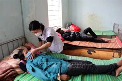 Các bệnh nhân vẫn đang được điều trị tại Trung tâm Y tế huyện Kon PLong. Ảnh: Cao Nguyên-TTXVN