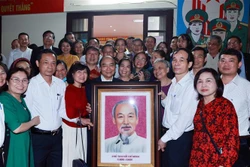 Chủ tịch nước Nguyễn Xuân Phúc tặng bức tranh chân dung Chủ tịch Hồ Chí Minh cho tổ đân phố số 8, phường Điện Biên, quận Ba Đình, Hà Nội. Ảnh: Thống Nhất – TTXVN 
