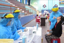 Lấy mẫu xét nghiệm cho sinh viên. Ảnh: Tường Vi - TTXVN