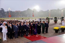 Các đồng chí lãnh đạo Đảng, Nhà nước cùng đại biểu dự Đại hội XIII của Đảng đặt vòng hoa và vào Lăng viếng Chủ tịch Hồ Chí Minh. Ảnh: TTXVN