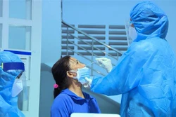 Test nhanh COVID-19 cho người dân ở phường Tam Quan (thị xã Hoài Nhơn), tỉnh Bình Định. Ảnh: Nguyên Linh-TTXVN 