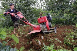 Gia đình anh Thào A Dì, dân tộc Mông ở xã Nậm Khắt, huyện Mù Căng Chải (Yên Bái) vay vốn ưu đãi đầu tư mua máy cày phục vụ sản xuất cho hiệu quả và năng suất cao. Ảnh: Trần Việt - TTXVN 
