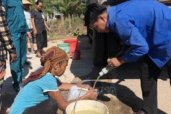 Thay vì phải mua nước với giá 100.000 - 120.000 đồng/m3, đồng bào dân tộc S'Tiêng ở sóc Ba Buông được đoàn viên, thanh niên xã Xuân Hòa, huyện Xuân Lộc, Đồng Nai chở nước miễn phí đến tận nhà. Ảnh: Lê Xuân-TTXVN