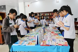 Học sinh tỉnh Ninh Thuận đọc sách tại chương trình. Ảnh: Nguyễn Thành – TTXVN 