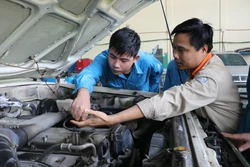 Sinh viên lớp Cao đẳng ô tô, Trường Cao đẳng nghề Yên Bái được đào tạo chuyên sâu để có tay nghề vững khi đi làm việc. Ảnh: Việt Dũng - TTXVN