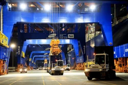 Vận chuyển container hàng xuất nhập khẩu tại Cảng quốc tế Gemalink, thị xã Phú Mỹ, tỉnh Bà Rịa - Vũng Tàu. Ảnh: Hồng Đạt - TTXVN