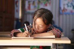 Học sinh Trường liên cấp Tiểu học và Trung học cơ sở Tung Qua Lìn, huyện Phong Thổ (Lai Châu) trong giờ nghe, viết môn tiếng Việt. Ảnh: Quý Trung