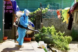 Cán bộ Trung tâm Y tế thành phố Đồng Hới phun hóa chất diệt muỗi, phòng, chống sốt xuất huyết tại các hộ dân phường Đức Ninh Đông, thành phố Đồng Hới. Ảnh: Nguyễn Hoàng - TTXVN phát