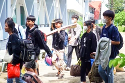 Các thí sinh “đặc biệt” di chuyển hơn 60 km để tham dự kỳ thi tốt nghiệp THPT năm 2023. Ảnh: TTXVN phát