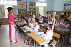 Học sinh lớp 1 Trường liên cấp Hoa Sen (thành phố Phan Rang – Tháp Chàm) tập trung chuẩn bị cho năm học mới 2023 - 2024. Ảnh: Nguyễn Thành – TTXVN