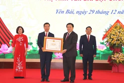 Đồng chí Nguyễn Xuân Thắng trao Bằng công nhận Trường Chính trị tỉnh Yên Bái đạt chuẩn mức 1 cho lãnh đạo nhà trường. Ảnh: Việt Dũng – TTXVN